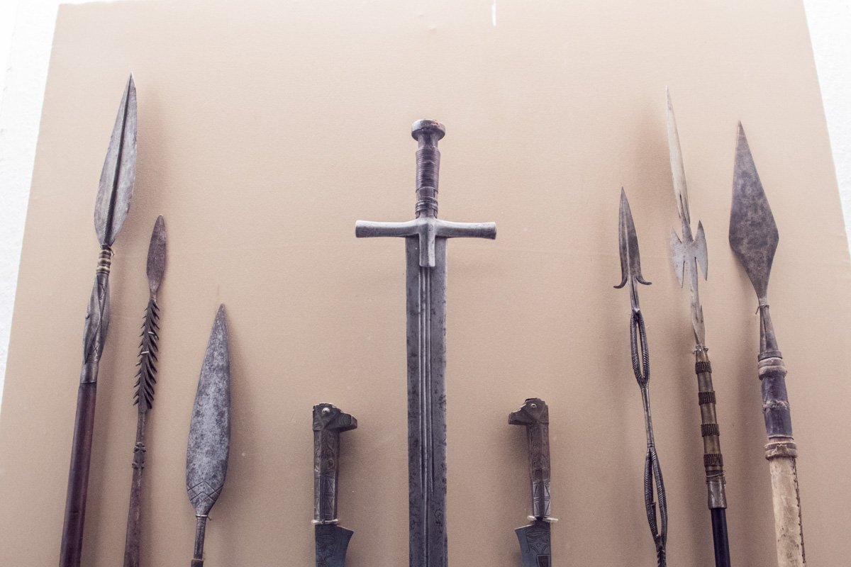 Рядом на выставке представлены более древние оружейные экспонаты Рядом на выставке представлены более древние оружейные экспонаты