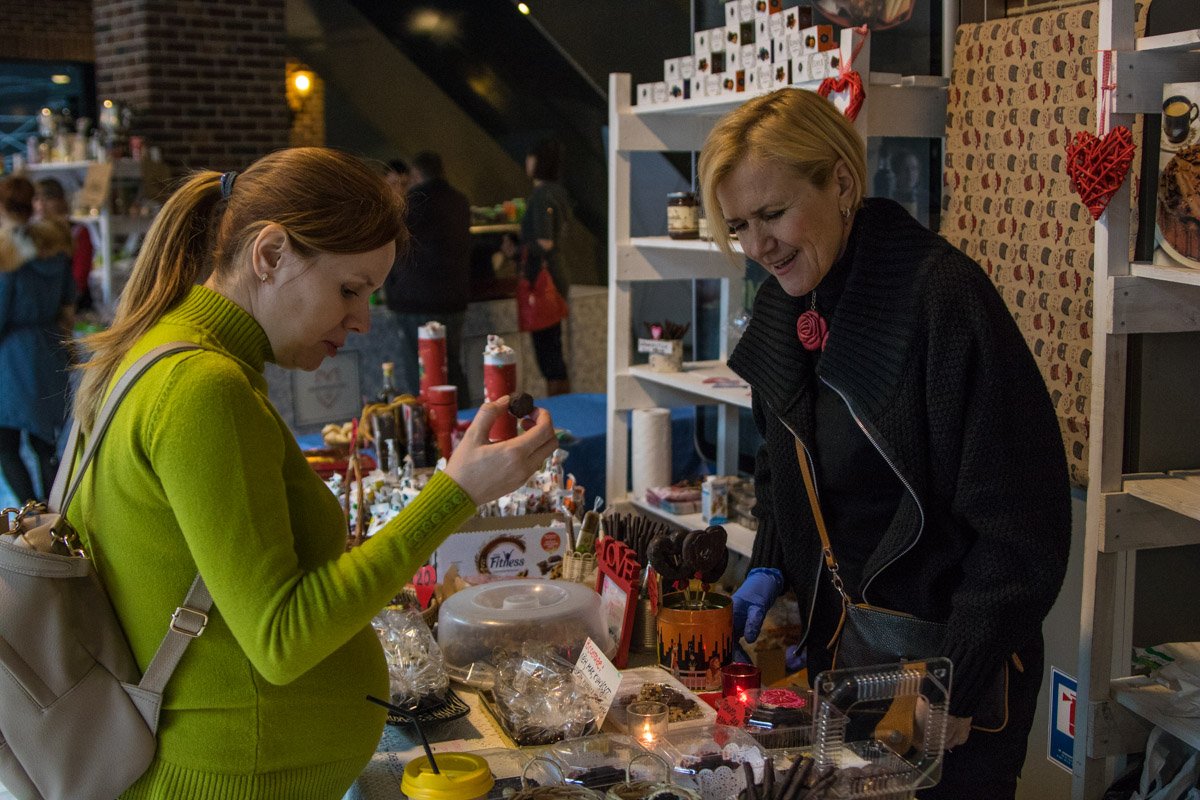 На мероприятии у гостей была возможность дегустировать сладости На мероприятии у гостей была возможность дегустировать сладости