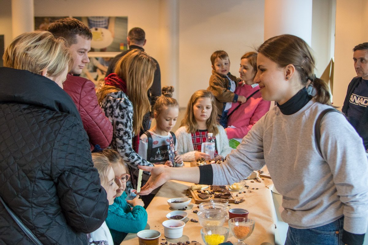 Многие пришли на праздник шоколада с детьми Многие пришли на праздник шоколада с детьми