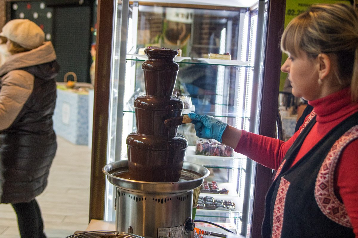 Шоколада много не бывает, поэтому гости ели его ложками Шоколада много не бывает, поэтому гости ели его ложками