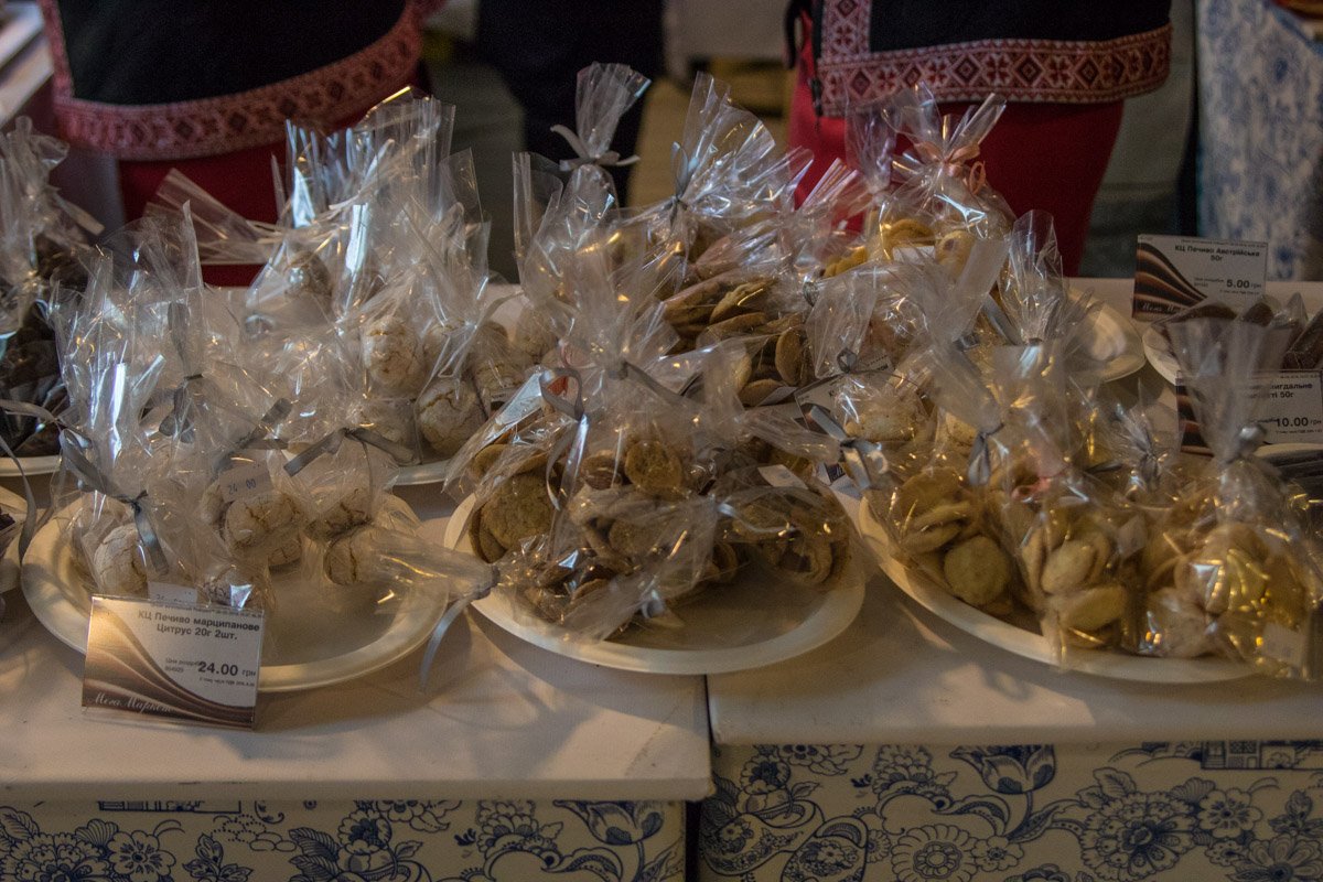 Здесь же продавались подарочные упаковки с печеньем Здесь же продавались подарочные упаковки с печеньем