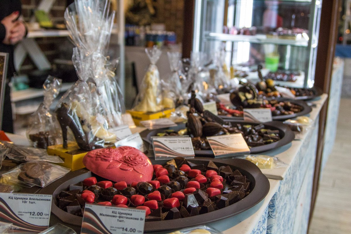 А вот такие конфеты в виде сердца предлагали приобрести всем влюбленным А вот такие конфеты в виде сердца предлагали приобрести всем влюбленным