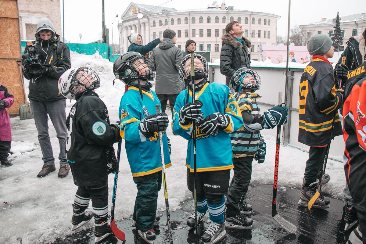 Дети и подростки пытались проявить свои спортивные навыки во всей красе Дети и подростки пытались проявить свои спортивные навыки во всей красе