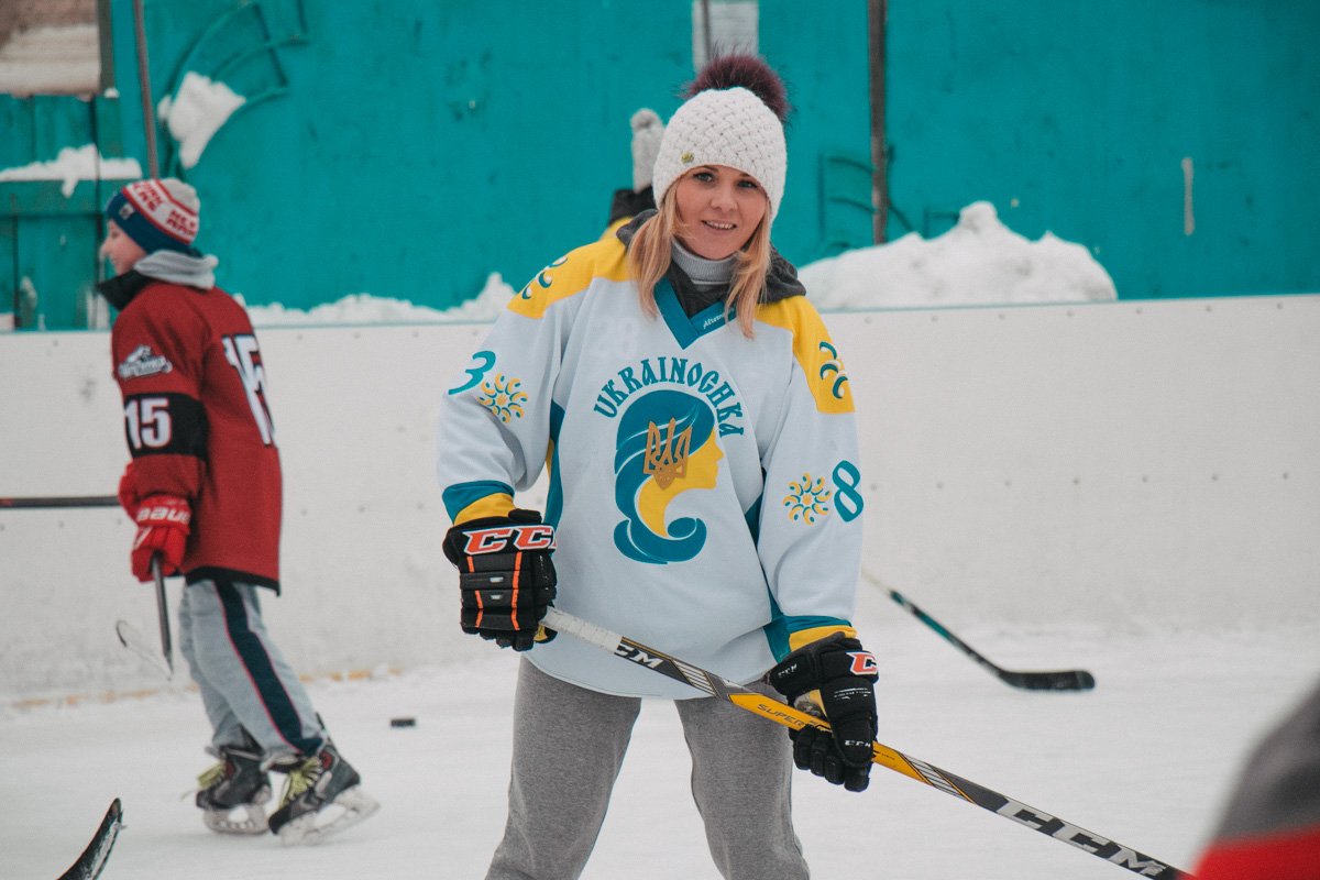 Девушки играют в хоккей ничуть не хуже парней Девушки играют в хоккей ничуть не хуже парней