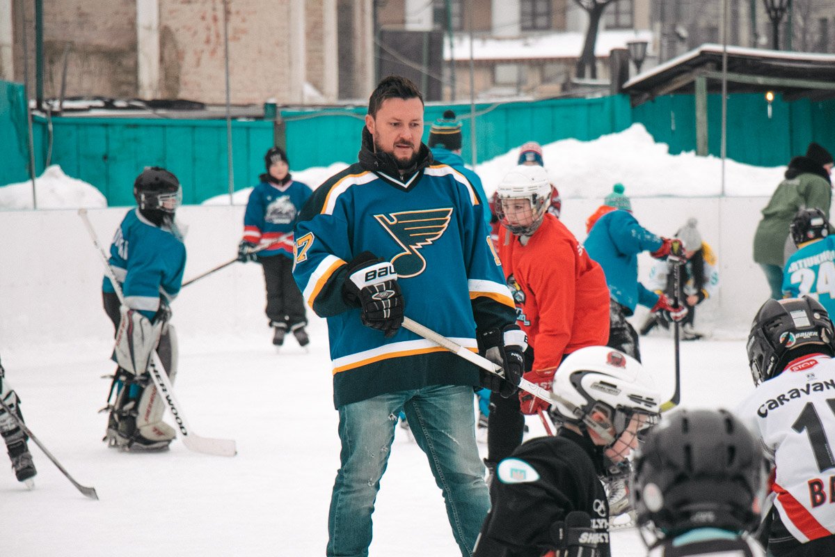 Тренировку для детей провел известный хоккеист Сергей Варламов