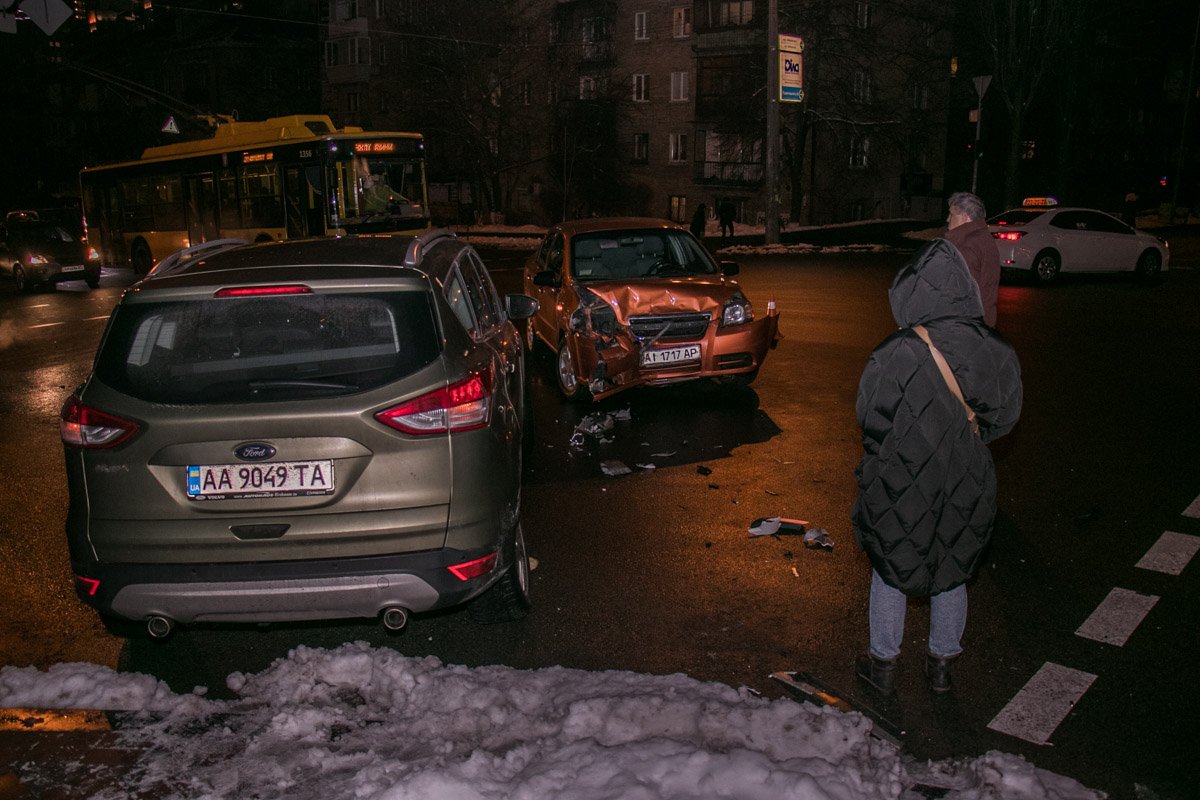 На месте столкновения оба водителя остались до выяснения обстоятельств На месте столкновения оба водителя остались до выяснения обстоятельств