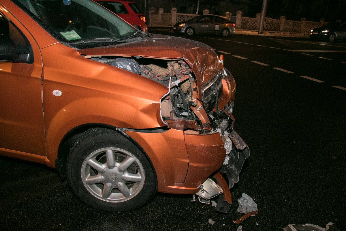 У Chevrolet Aveo сильно повреждена передняя часть корпуса У Chevrolet Aveo сильно повреждена передняя часть корпуса