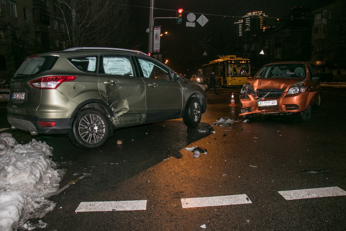 У Ford, в свою очередь, повреждена правая сторона, обе двери и выгнуто колесо У Ford, в свою очередь, повреждена правая сторона, обе двери и выгнуто колесо