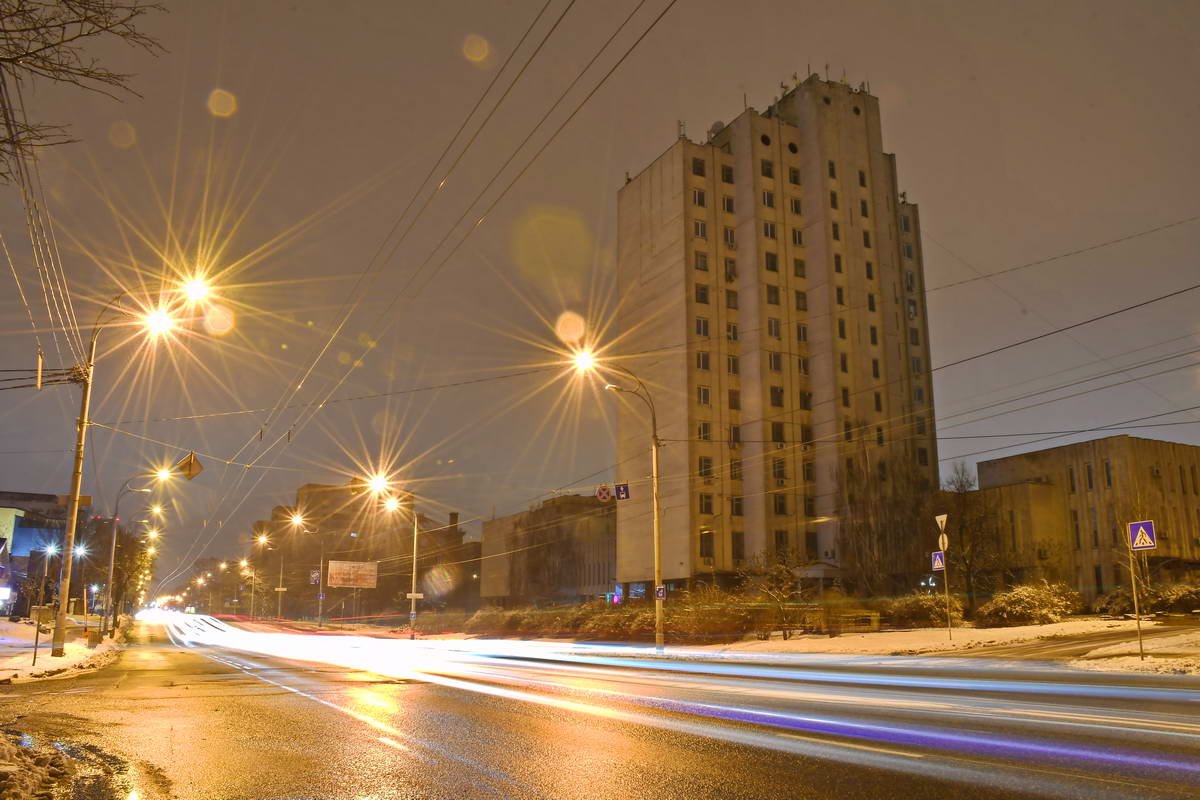 Проспект Лобанвоского застроен одноэтажными и многоквартирными домами 