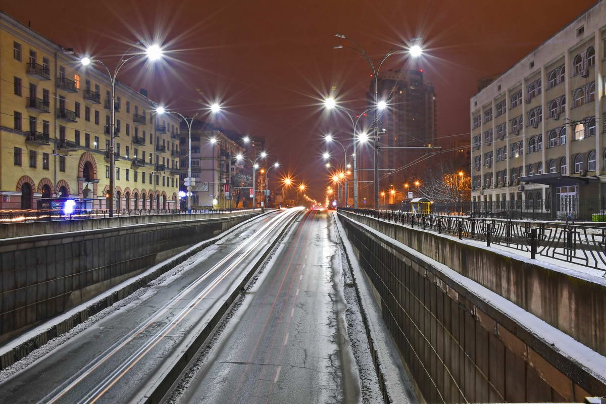 Снег добавляет особенной красоты ночной авеню