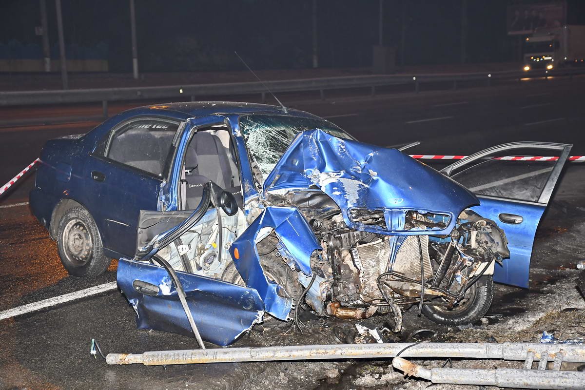 На столичном шоссе Daewoo влетел в фонарный столб