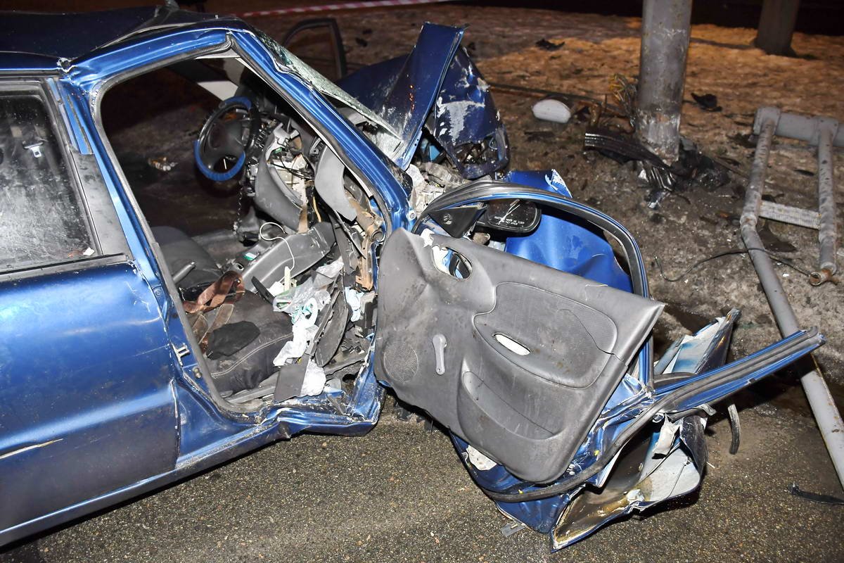 Водителя в шоковом состоянии извлекали из машины спасатели