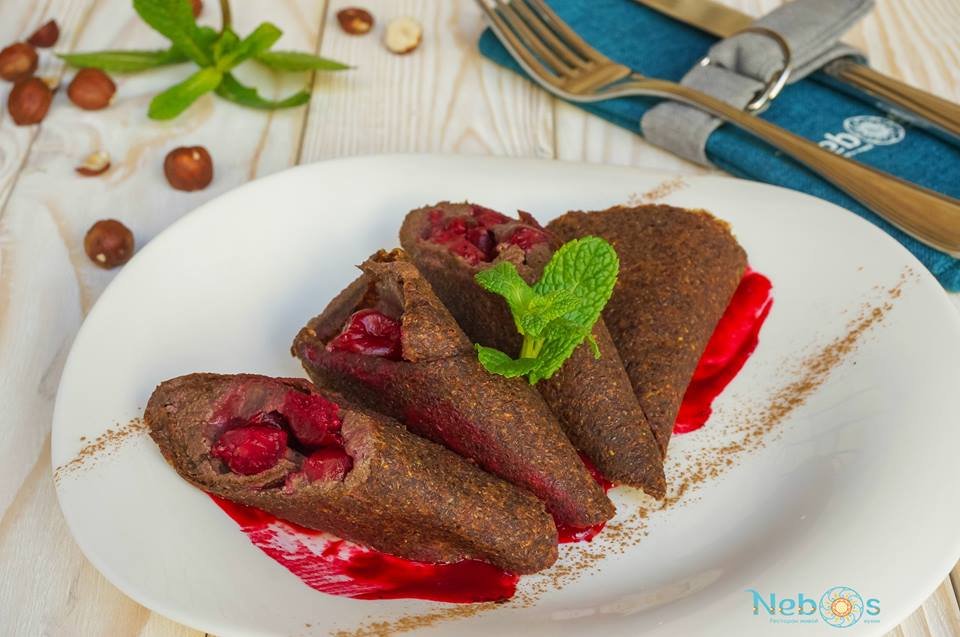 Полезные блины с вишней и шоколадом 