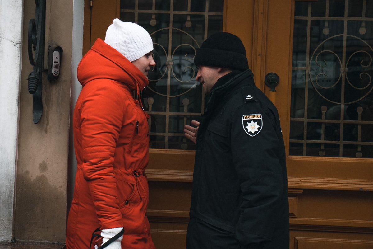 Девушка пыталась достучаться в закрытые двери Гослесагентства Девушка пыталась достучаться в закрытые двери Гослесагентства