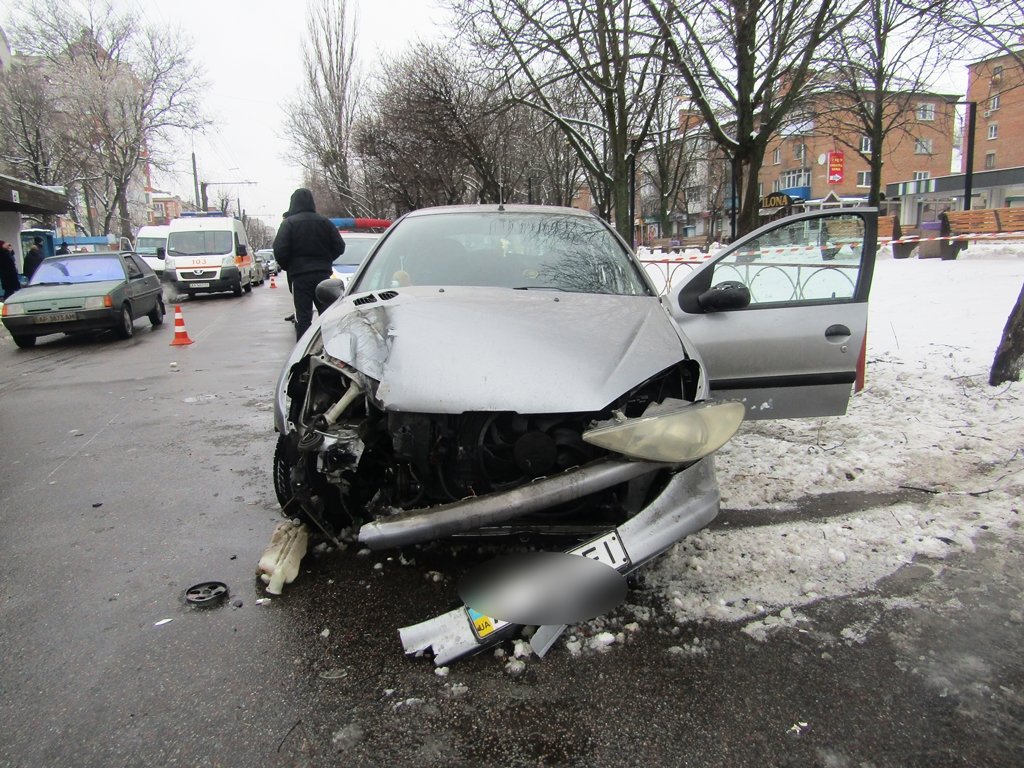 В Белой Церкви пьяная 18-летняя девушка наехала на пешеходов В Белой Церкви пьяная 18-летняя девушка наехала на пешеходов