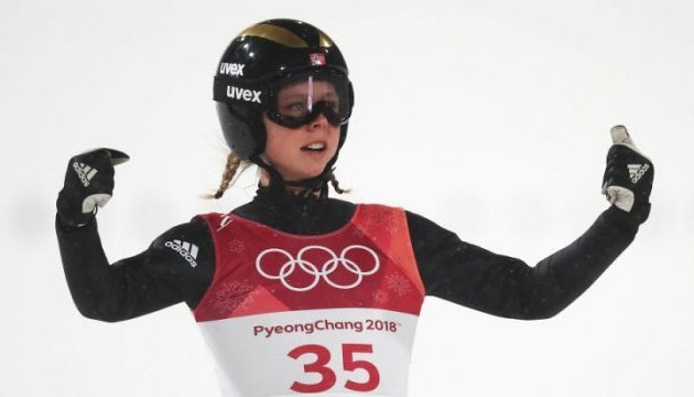 Норвежка Лундбю выиграла золото в прыжках на лыжах с трамплина