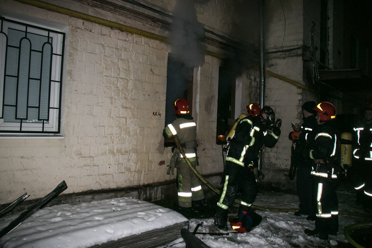 Для ликвидации пожара на место прибыли несколько бригад спасателей Для ликвидации пожара на место прибыли несколько бригад спасателей