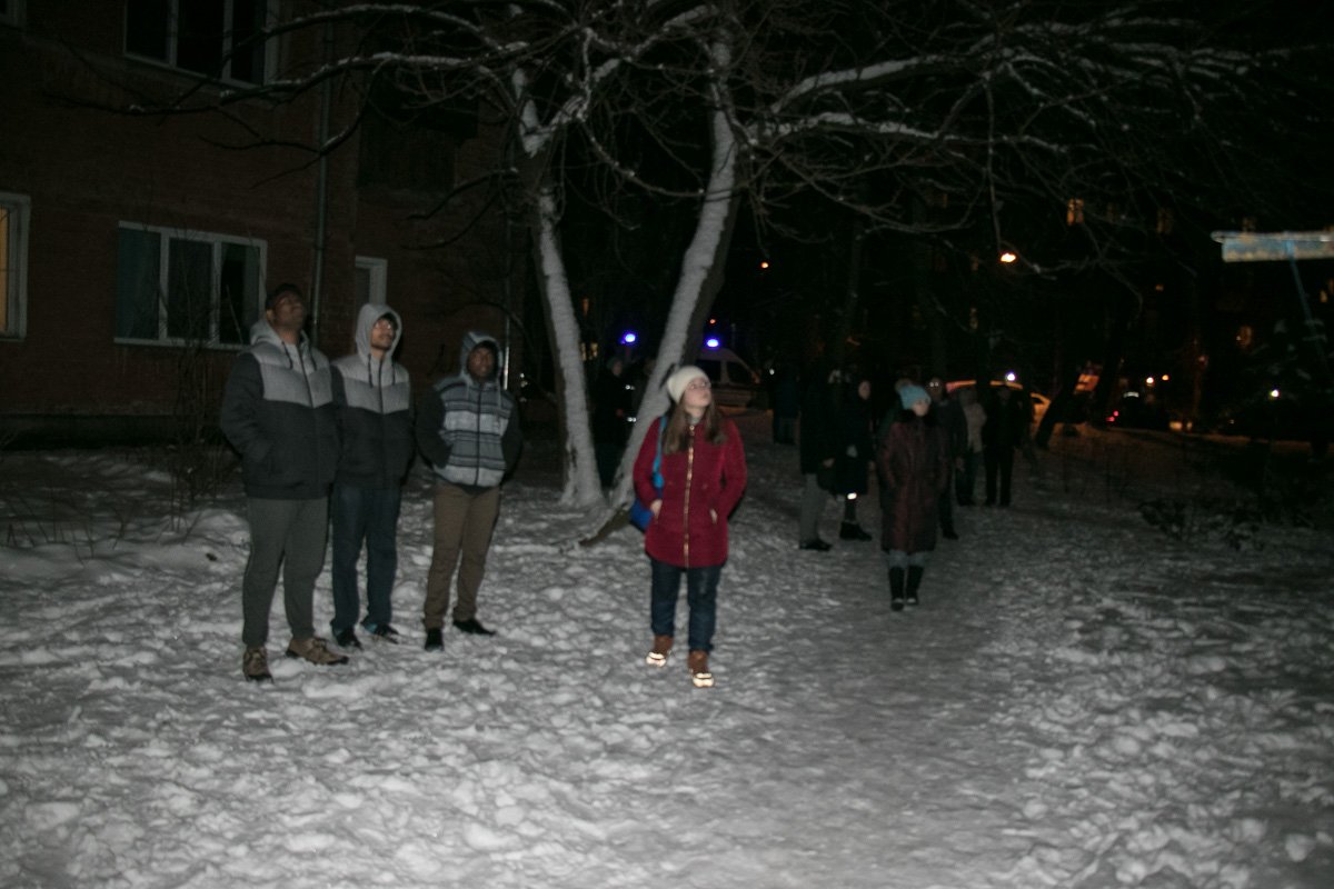 Жильцы дома на морозе наблюдали за действиями пожарных Жильцы дома на морозе наблюдали за действиями пожарных