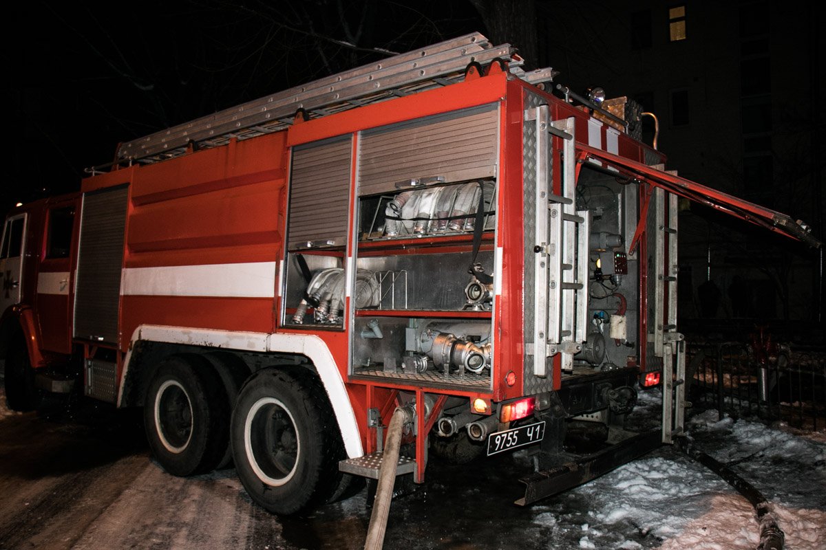 Несколько пожарных машин находились прямо под домом, еще одна - дежурила поблизости Несколько пожарных машин находились прямо под домом, еще одна - дежурила поблизости