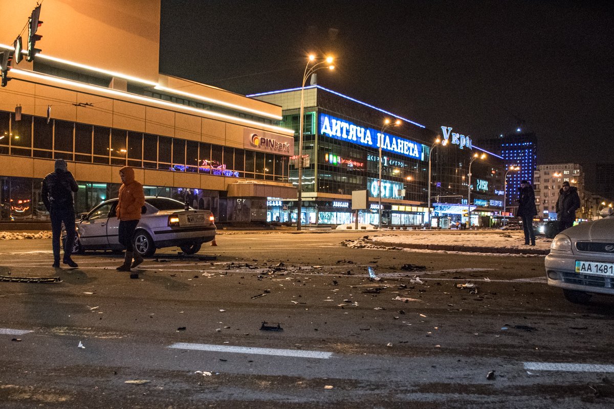 Детали "японца" разбросаны по всему перекрестку