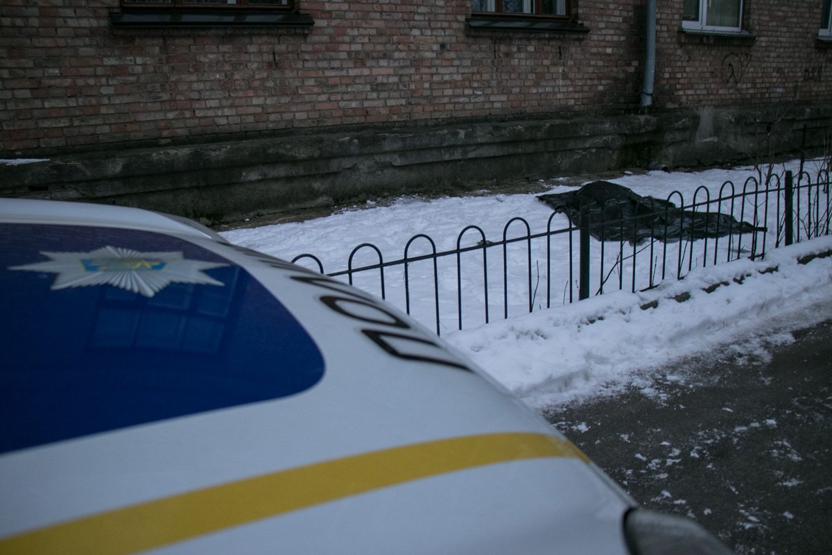 Труп женщины под окном квартиры рано утром обнаружил ее сын