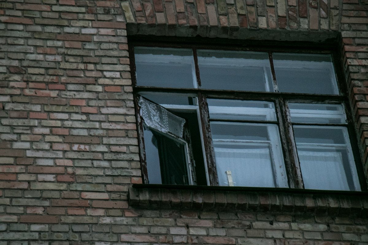 Погибшая женщина выпала из этого окна на последнем этаже