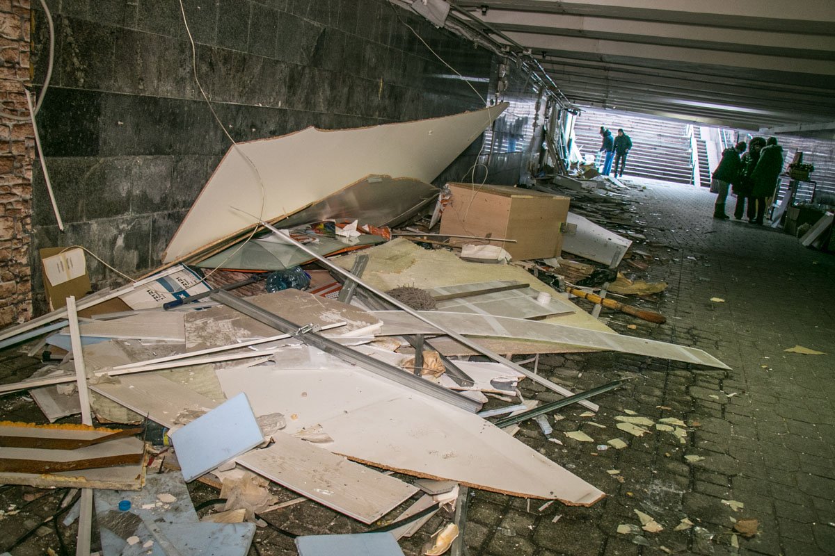 Коммунальщики беспощадно крушат МАФы