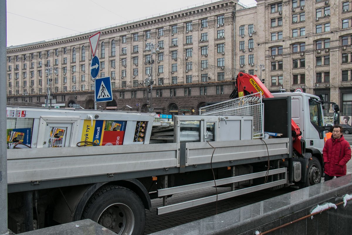 Остатки ларьков оперативно вывозят из центра Киева
