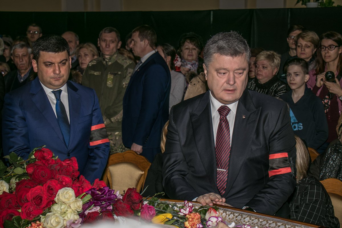 На церемонию прощания приехали Петр Порошенко и Владимир Гройсман