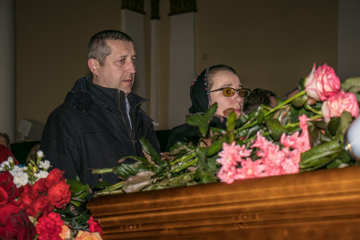 Провожали философа с венками и цветами