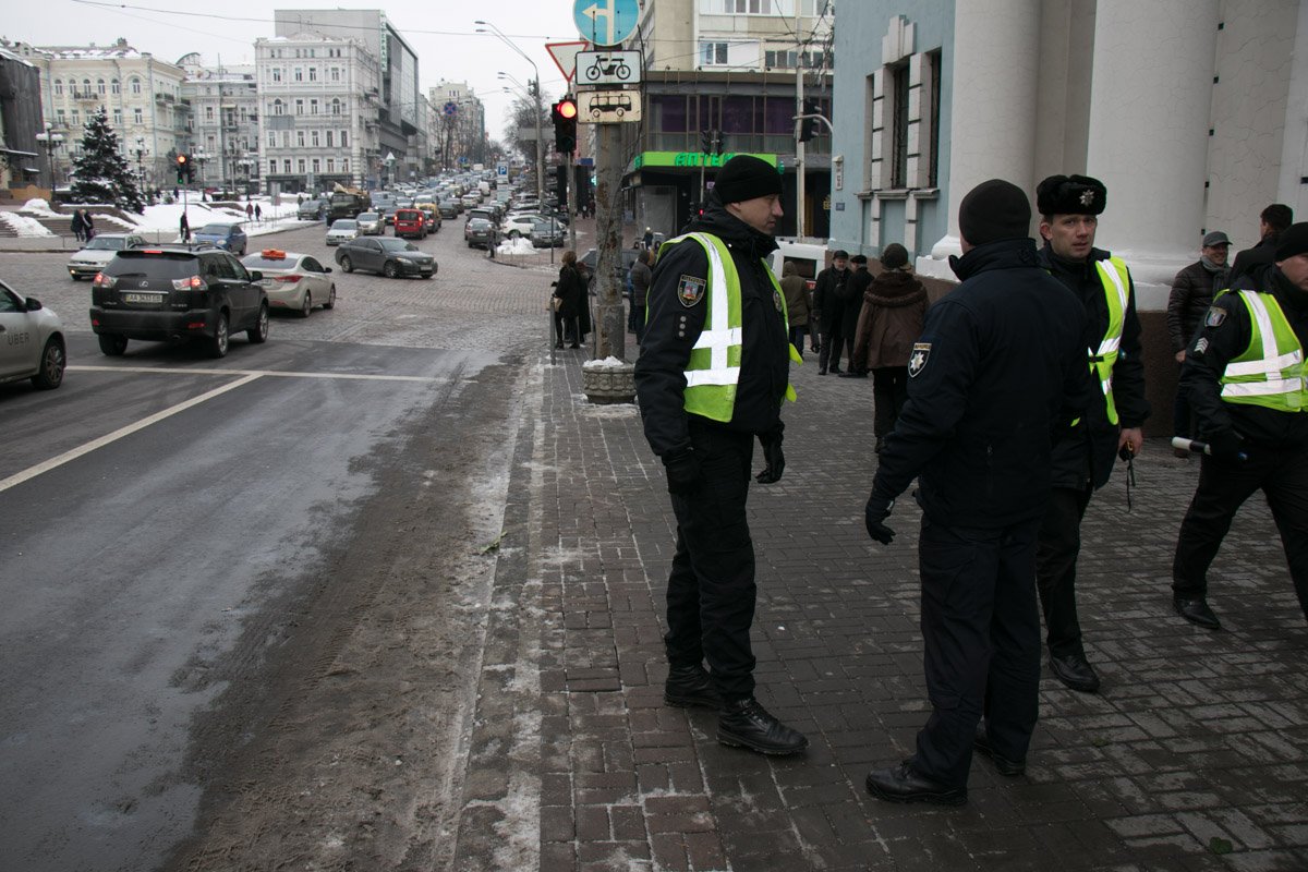 На улице перед зданием дежурили отряды полицейских