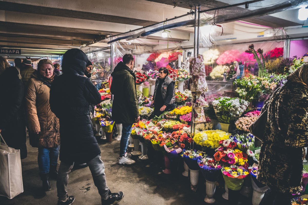 Праздничный букет можно купить в переходе Праздничный букет можно купить в переходе