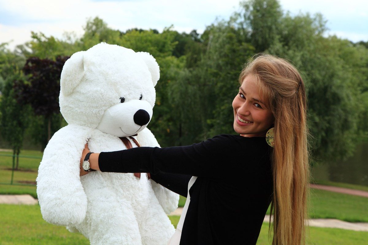 Большой плюшевый мишка - лучший подарок для любимой Большой плюшевый мишка - лучший подарок для любимой