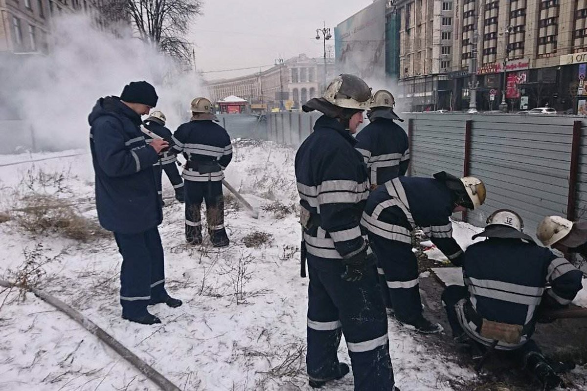 На месте работали сотрудники 12-й пожарно-спасательной части Киева На месте работали сотрудники 12-й пожарно-спасательной части Киева