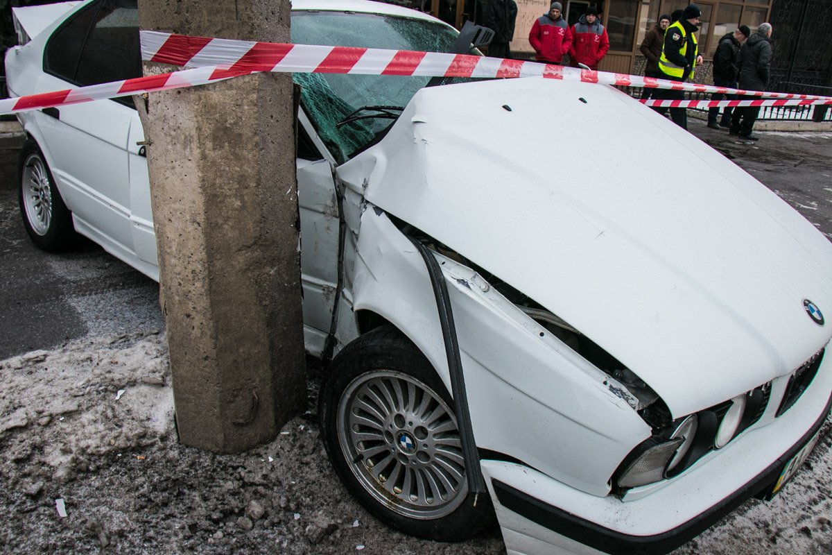 BMW вылетел на тротуар BMW вылетел на тротуар