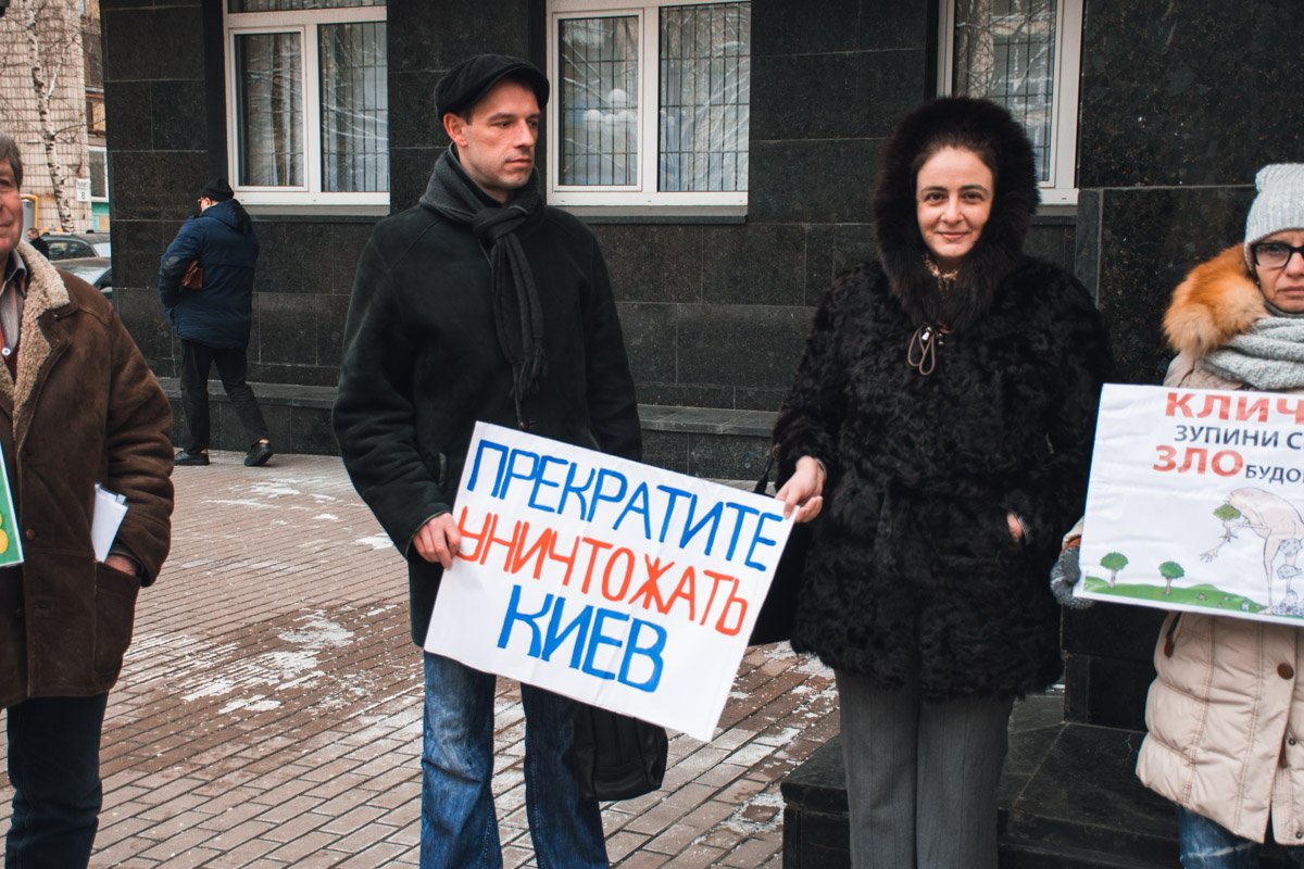 Активисты таким образом требовали от Юрия Луценко взять под свой контроль уголовные производства, которые открыты за нелегальное строительство