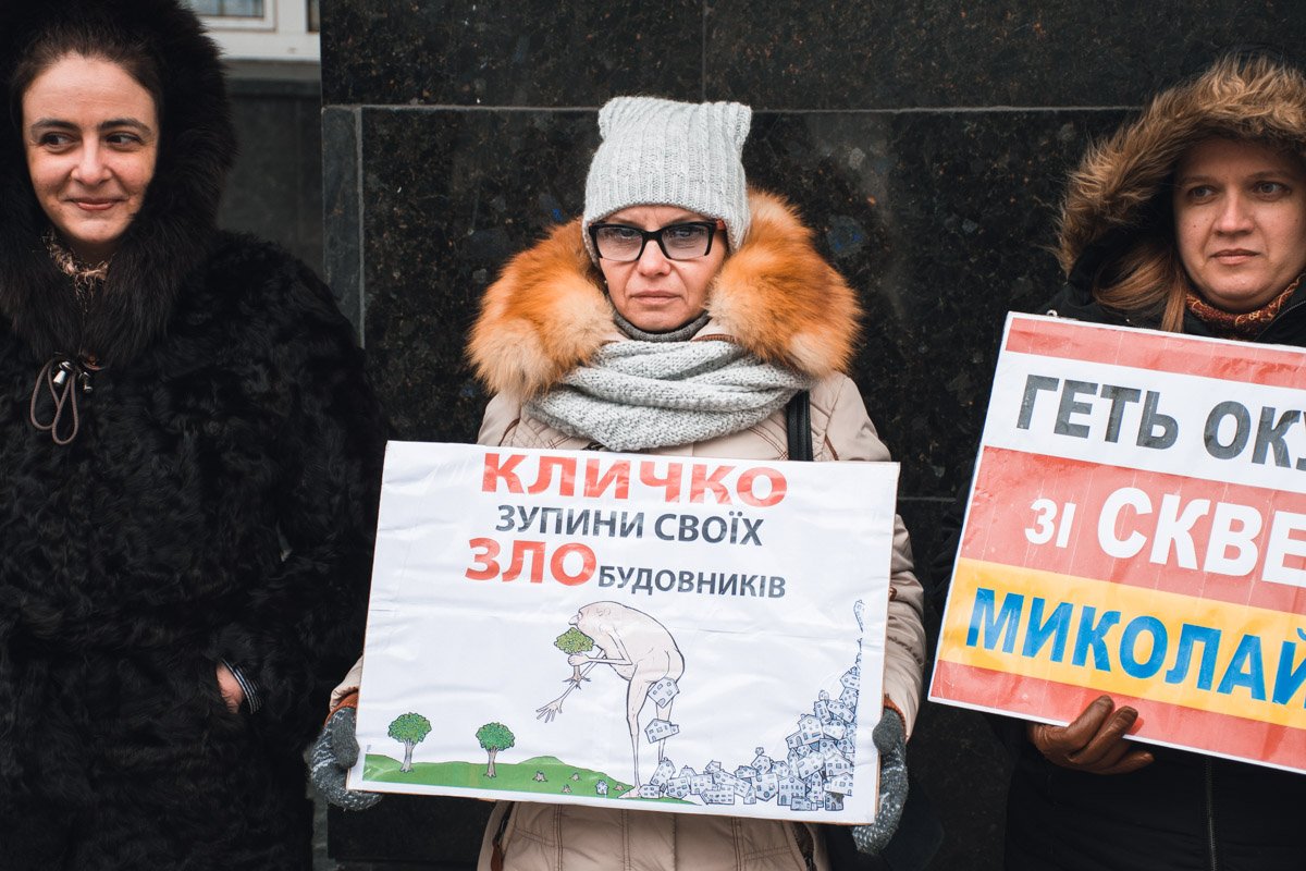 Активисты пришли с различными плакатами 