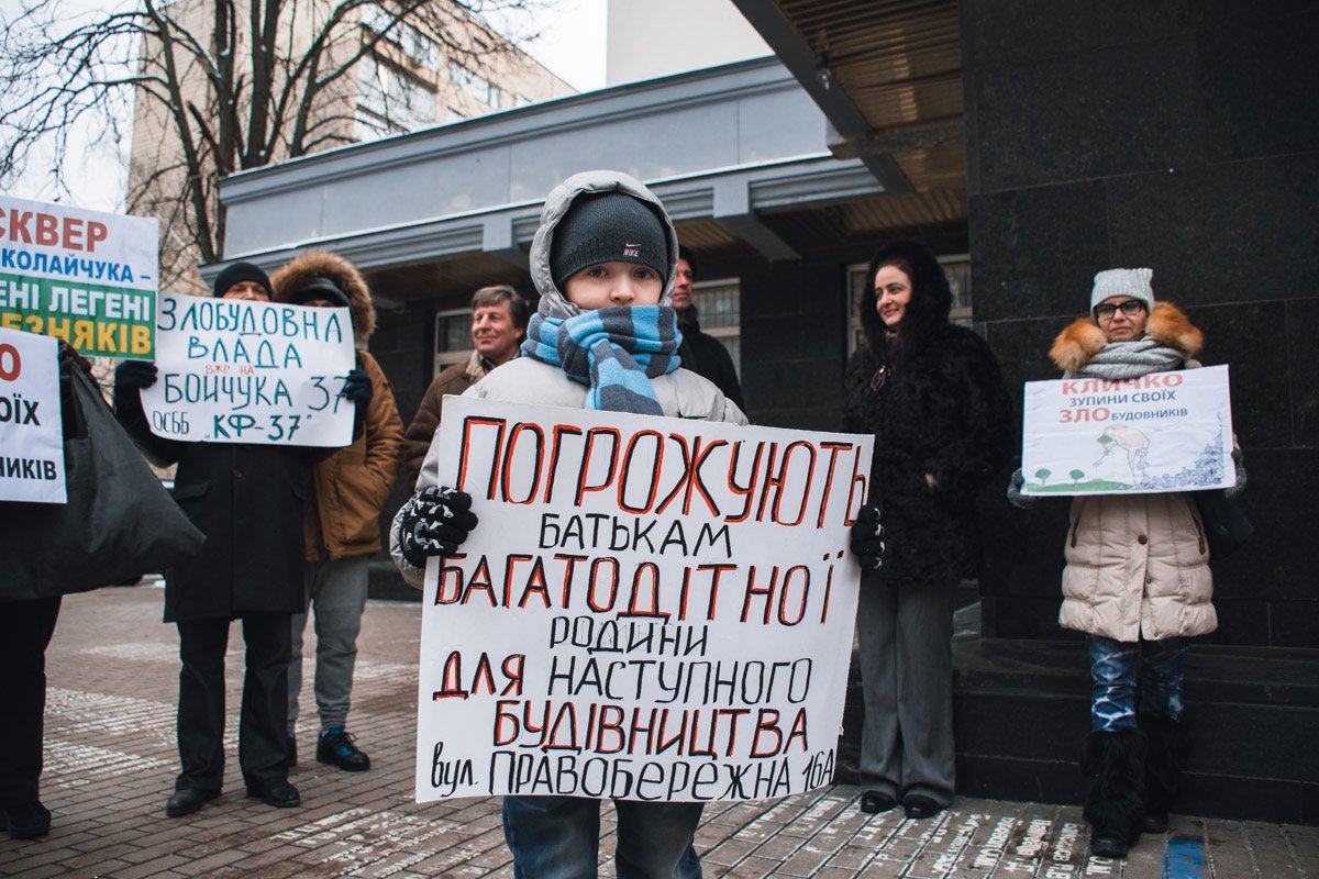 Некоторые взяли с собой даже ребенка