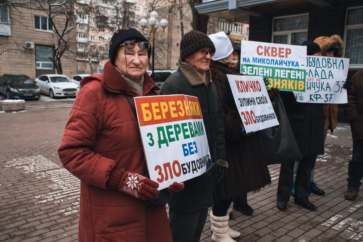 Пожилые люди с Березняков требовали прекратить рубить сквер, чтобы построить очередную многоэтажку 