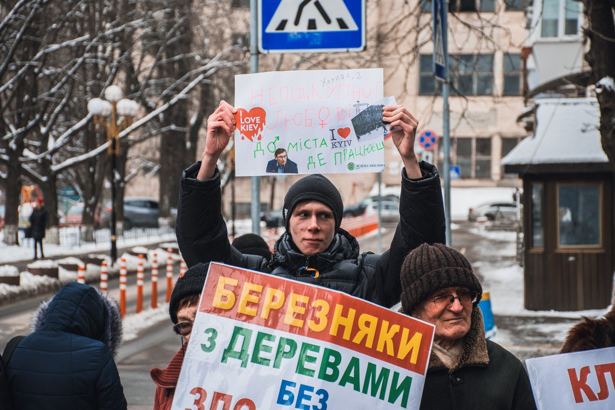 Один активист даже принес валентинку Юрию Луценко в честь праздника Дня святого Валентина