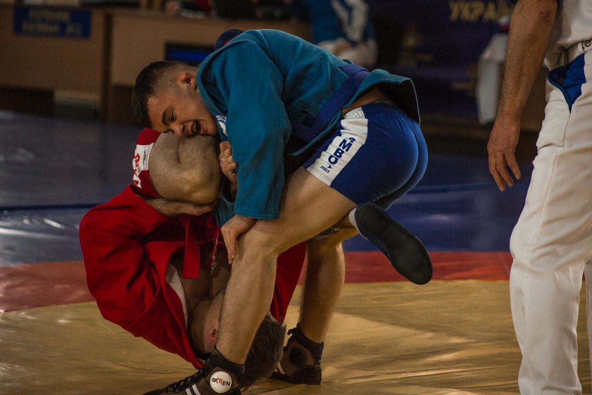 На манеже сразились сильнейшие бойцы