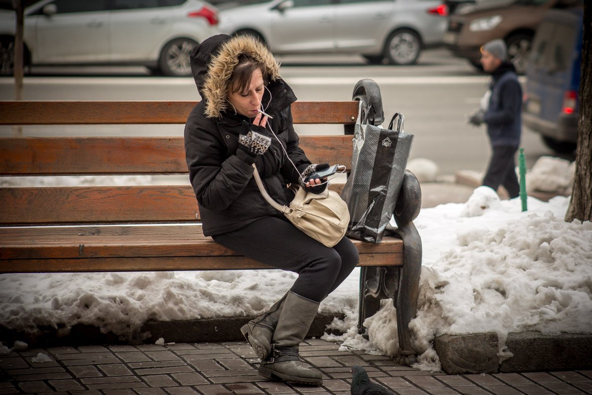 Написала его имя на сигарете, чтобы выкурить и забыть... Написала его имя на сигарете, чтобы выкурить и забыть...