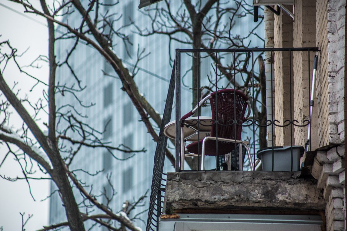 Сесть за столик для одного и наблюдать за суетой мегаполиса Сесть за столик для одного и наблюдать за суетой мегаполиса