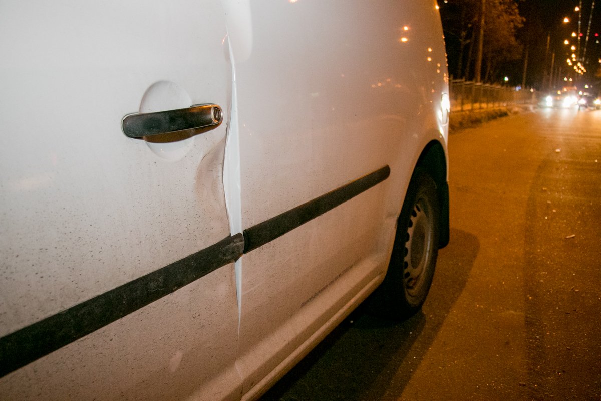 Mitsubishi ударил женщину-водителя припаркованного рядом Volkswagen Mitsubishi ударил женщину-водителя припаркованного рядом Volkswagen