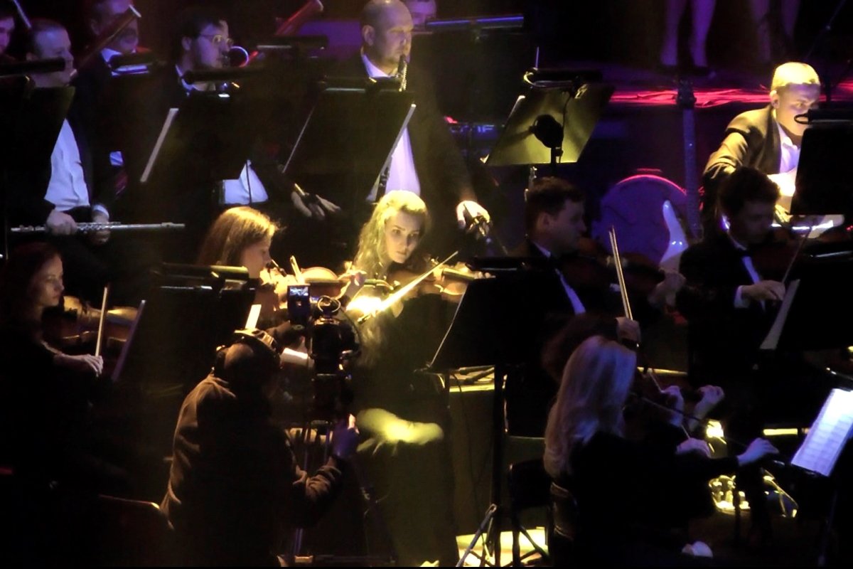 30 тонн светового и звукового оборудования