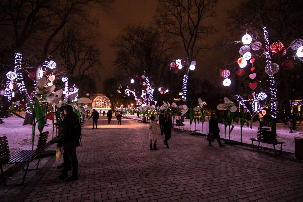 Красно-белая иллюминация так и погружала в атмосферу романтики Красно-белая иллюминация так и погружала в атмосферу романтики