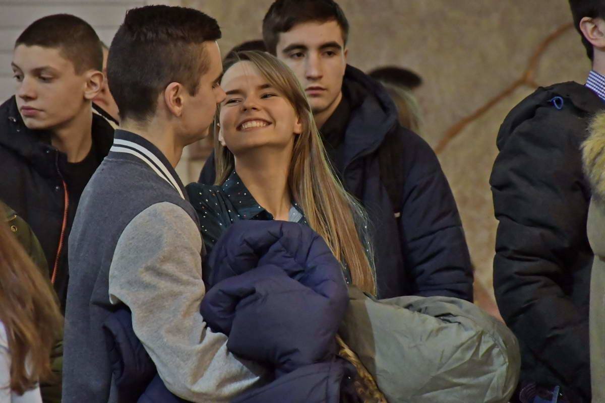 Искренние эмоции и влюбленные глаза у гостей торгового центра Искренние эмоции и влюбленные глаза у гостей торгового центра