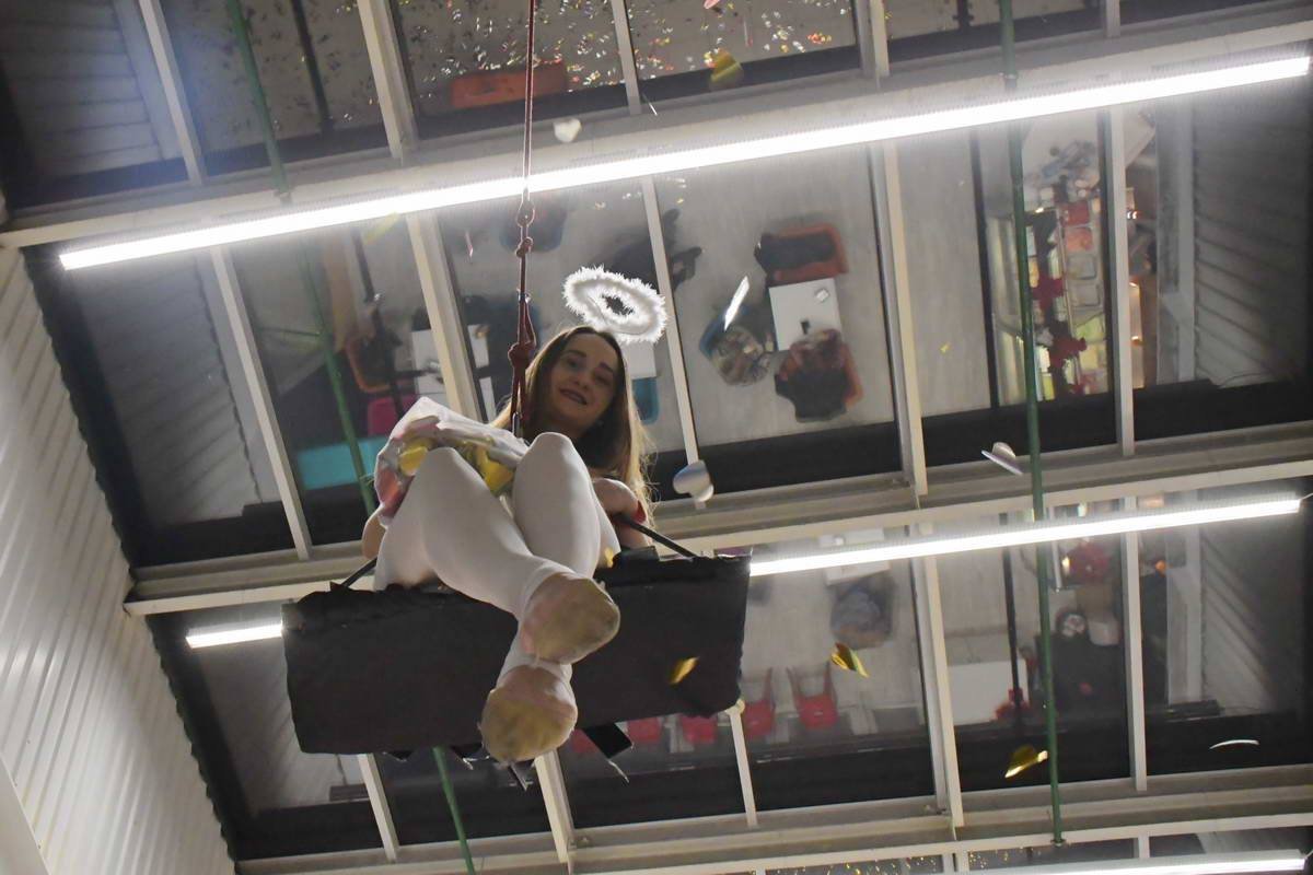 Ангелочек вознеслась к куполам торгового центра Ангелочек вознеслась к куполам торгового центра