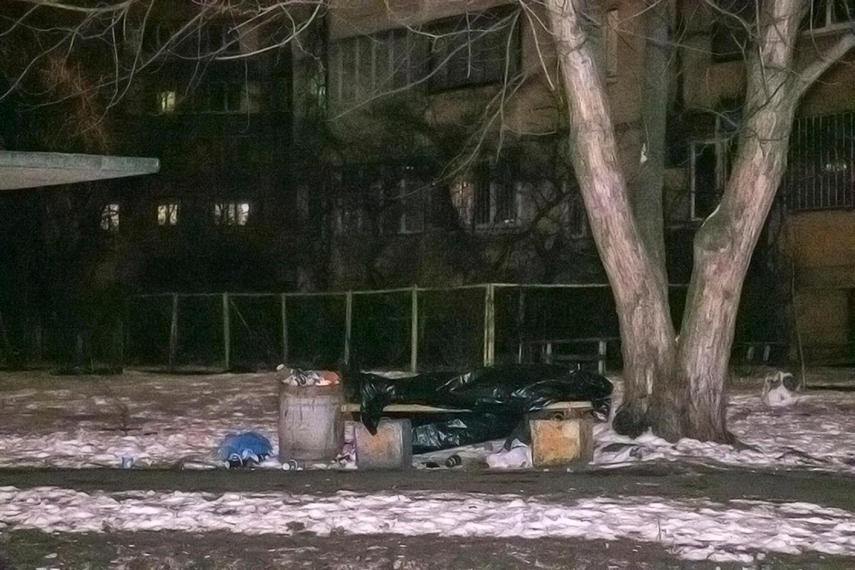 Перед смертью женщина распивала спиртное на лавочке Перед смертью женщина распивала спиртное на лавочке