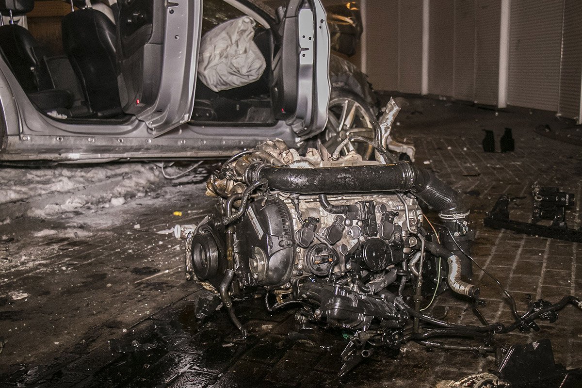 От удара у машины вылетел двигатель